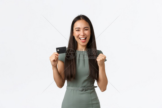成功的女商人企业家概念穿着衣展示信用卡的银行客户和欣喜的拳头泵欢庆回现胜利和微笑庆祝胜利和微笑小业主女企家概念成功的女企业家概念图片