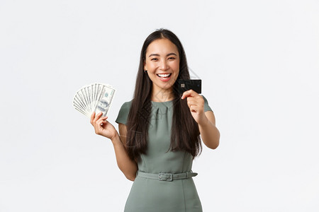 微笑的女商人建议使用信卡而不是在科罗纳流行期间的现金站着白色背景小型商业主女企家的概念微笑女商人建议使用信卡站着白色背景图片