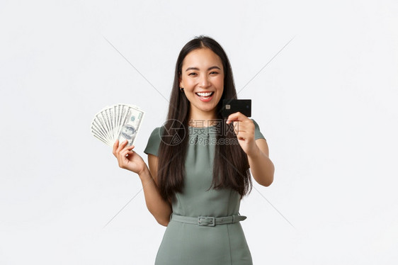 微笑的女商人建议使用信卡而不是在科罗纳流行期间的现金站着白色背景小型商业主女企家的概念微笑女商人建议使用信卡站着白色背景图片