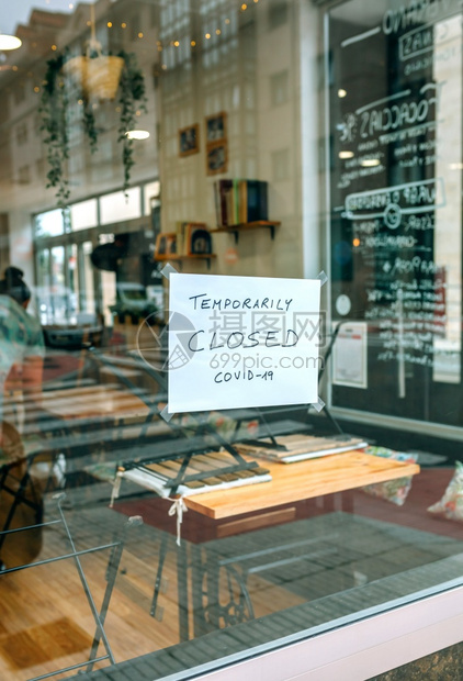 咖啡店被covid19关闭工人在里面收拾东西covid19关闭的咖啡店图片