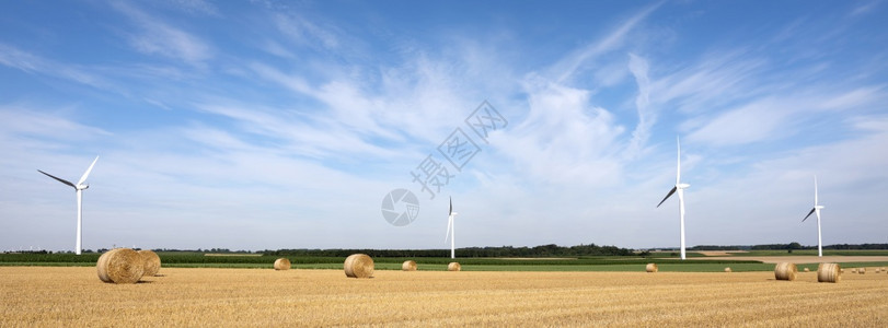 夏季蓝天下法国部分的风力涡轮机和图片