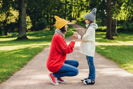 美丽的母亲在公园里与女儿玩耍给黄色叶有真诚的情感和或爱她可的女儿图片