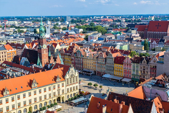 夏季日在Poland的wrocla市场广的空中观察图片