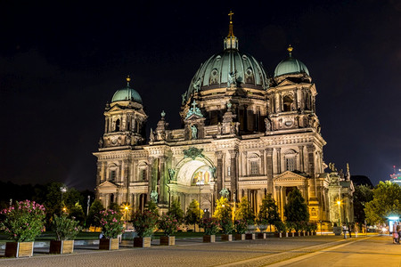 柏林大教堂夏天在伯林的Berlindom背景