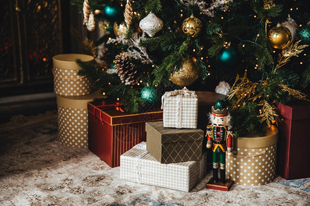圣诞树上有许多木质装饰品明信片的想法圣诞节和新年庆祝活动节假日的概念图片