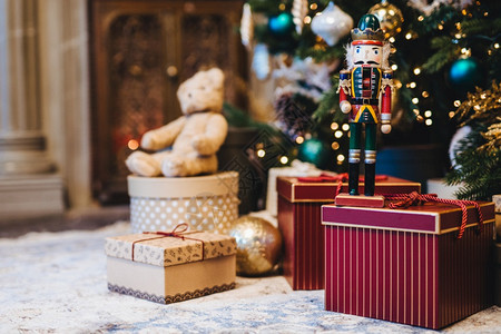 盛装的圣诞节或新年树的图片许多礼物与内地的手工制作物和fir树下的许多盒子季节假日冬季概念图片