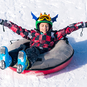 在滑雪圈里滑雪的男孩图片