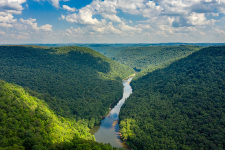 北弗吉尼亚西部Copers摇滚州公园上游的骗人河狭小峡谷图片