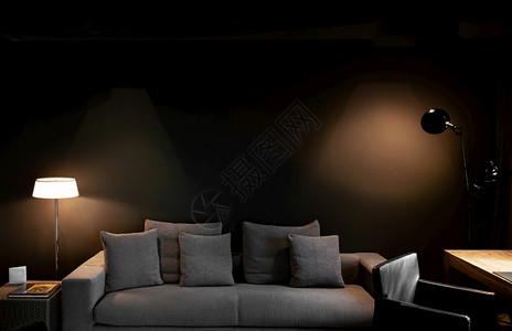 201年月6日奥特西班牙巴塞罗纳西班牙现代黑暗音客厅有灰色沙发布和设计井灯在黑墙上点亮光背景图片