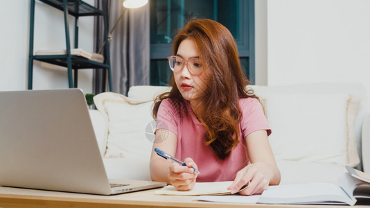 学生与在线教师一起学习图片素材