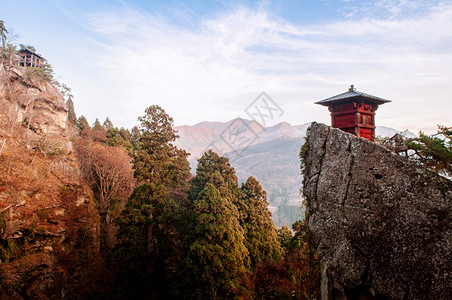 晚上在亚玛德拉的rishakuji寺庙的岩石悬崖上建起的红苏特拉仓库YamgtJpn图片