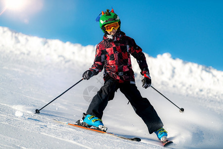 在山上滑雪的男孩图片