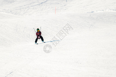 在山上滑雪的儿童图片