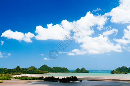 热带岛屿和宁静的海洋景色夏季蓝的天空下图片