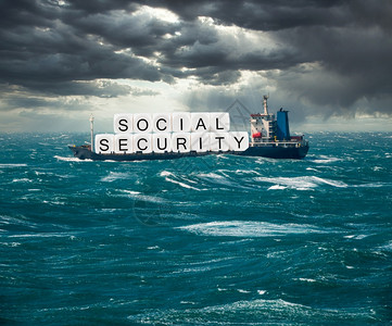 在风暴海的货运船上携带社保信作为向老年人提供usa养恤金资问题的概念社会保障信托基金面临用尽危险的概念图片