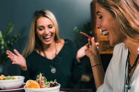 素食餐厅金发美女在餐厅吃素背景