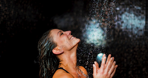 美丽的女士在温泉中心桑拿浴后洗澡美丽的女士在洗澡时图片