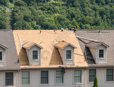 房顶承包商已经将所有旧瓷砖从市政楼屋顶上搬走然后用新的烟花取代图片