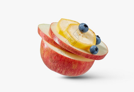 近距离观察新鲜成熟的有机天然苹果上面有香蕉片和蓝莓放在白色底的软阴影上复制空间素食健康品概念新鲜成熟的天然苹果上面是香蕉片和蓝莓图片