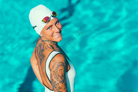 游泳女运动员的肖像和游泳池的纹身图片