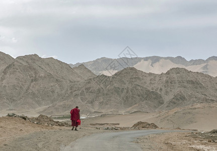 和尚在山地的路上行走拉达赫因迪亚图片