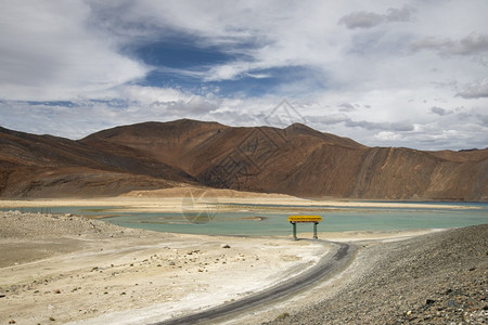 Pango湖入口处,拉达赫India. Pngo湖的,拉达赫河India. pngo湖的 ,India. pngots是位于4背景图片