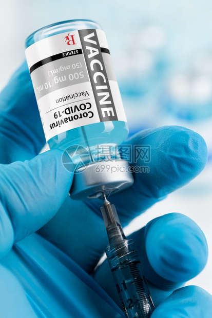 医生或护士佩戴外科手套持罗纳cornaviuscovid19疫苗瓶和注射器图片