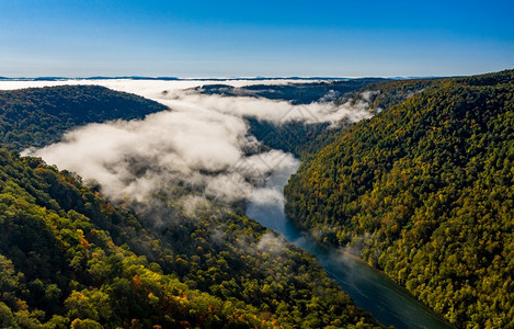 位于西弗吉尼亚州立公园CopersRcktae公园上游的欺骗河流狭窄的峡谷位于北弗吉尼亚西部的CopersRckStaePrk图片