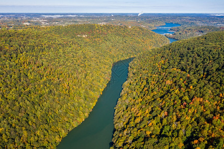 秋天从狭窄的森林峡谷流向靠近摩根镇的欺骗湖背着落色向西弗吉尼亚湖看的欺骗河狭窄峡谷图片