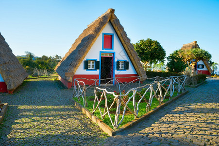 在santmdeir岛potugal的传统著名农村住房图片