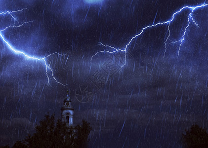 古老的教堂钟塔夜间暴风雨和闪电背景图片