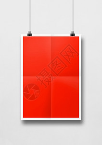现实海报挂在白墙上贴有剪片的红色折叠海报空白模型板挂在白墙上贴有剪片的红色折叠海报背景