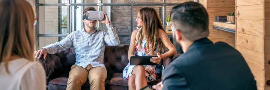 利用虚拟现实眼镜举行非正式工作会议时商业界人士的最顶端观点图片
