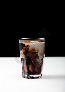 黑咖啡加冰块白板和黑色背景的鲜奶背景图片
