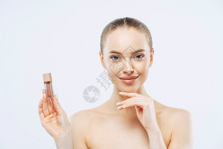 可爱的棕褐色年轻女近肖像使用棕色口红涂上化妆品摸下巴皮肤健康每天早上化妆准备日期背景图片