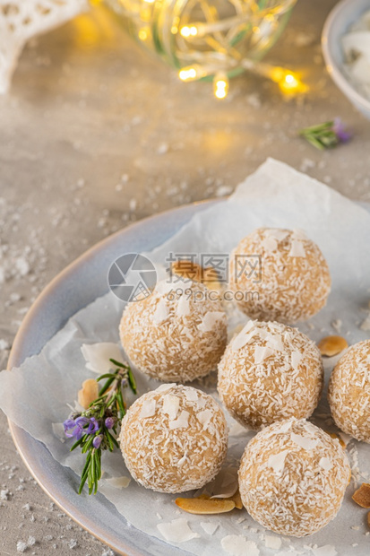 盘子里的白巧克力和椰子彩虹糖圣诞节桌上的雪球松露图片