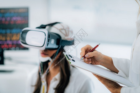 具有虚拟现实眼镜和eg脑电波帽的病人vreg图片