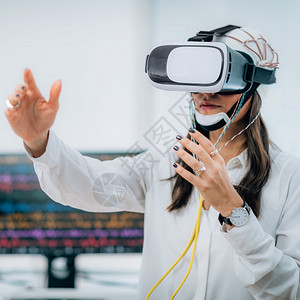 在神经科学实验室的医生中女病人身穿Vr或虚拟现实护目镜图片
