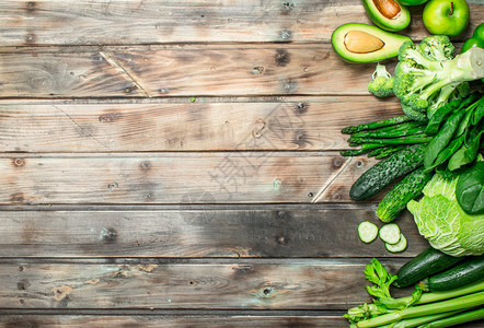 绿色食品各种有机水果和蔬菜木制背景各种有机水果和蔬菜图片