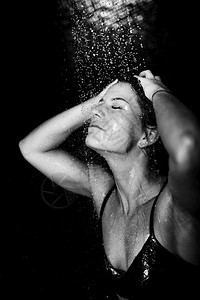 女人在水下滴淋浴黑色背景女人在淋浴图片