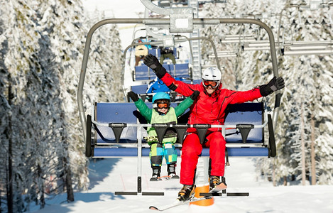 教练与小男孩一起享受滑雪索道图片