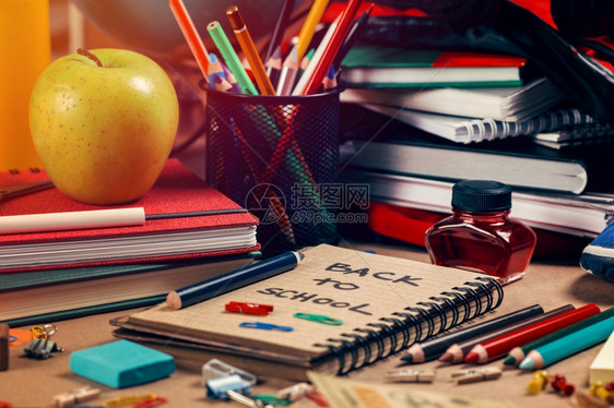 回收纸笔记本彩色铅绿苹果书籍包红墨水磨刀和蓝色橡皮纸回到学校概念图片