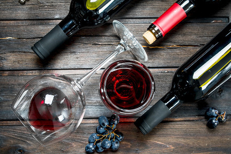 红酒和葡萄木制红酒背景和葡萄背景和葡萄图片