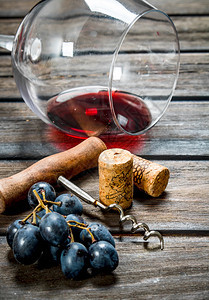 红酒背景一杯有木制背景一杯红酒有木制葡萄一杯红酒背景有木制和葡萄图片