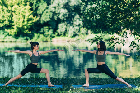 湖边的瑜伽女人勇士姿势图片