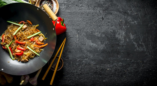 烤面条碗里有酱油和筷子煮面条碗里有酱油和筷子背景图片
