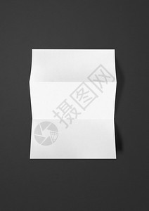 黑背景上孤立的白色折叠纸页4模拟板黑背景上空白折叠色纸页模拟板图片