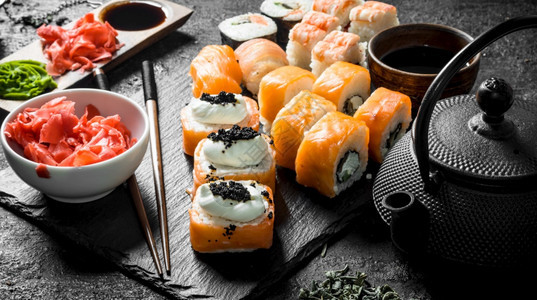 不同种类的日本寿司卷图片