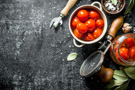 土生长的西红柿在碗里和玻璃罐保存图片