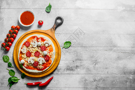 用香肠芝士番茄糊和菠菜铺面白木背景生披萨用香肠奶酪番茄糊和菠菜铺面图片